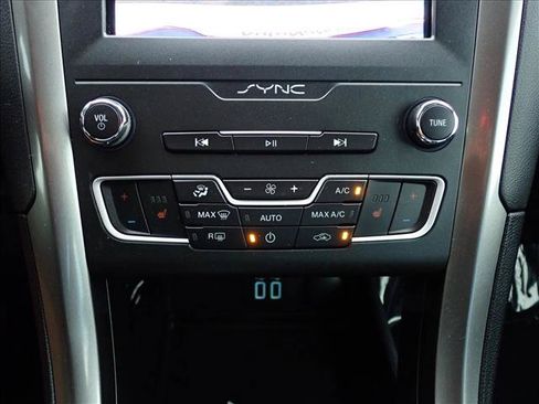 Used 2020 Ford Fusion SE AWD/4WD image 17