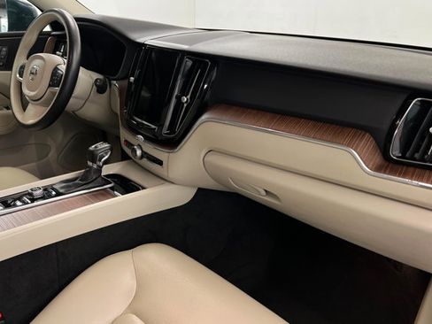 Used 2021 Volvo XC60 T6 Momentum image 24