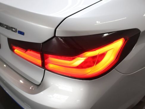 Used 2018 BMW 530e xDrive w/ Premium Package 2 AWD/4WD image 32