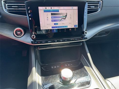 Used 2024 Jeep Wagoneer L Series II image 12