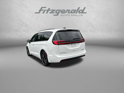 Used 2025 Chrysler Pacifica Limited FWD image 6
