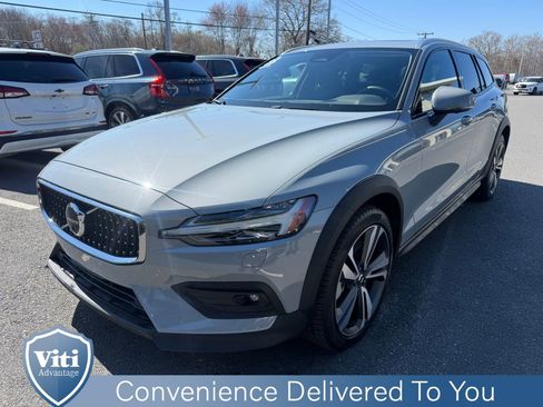 Certified 2025 Volvo V60 B5 Cross Country Plus AWD/4WD image 4