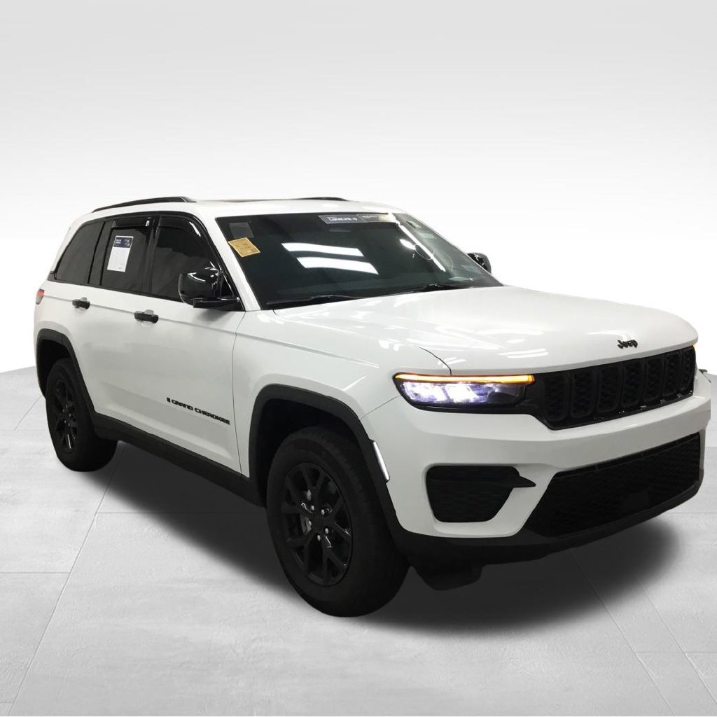 Used 2025 Jeep Grand Cherokee Altitude AWD/4WD image 4