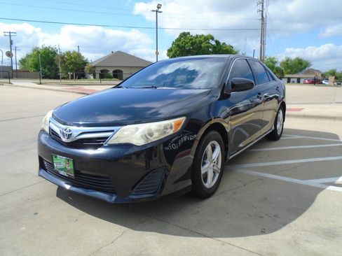 Used 2014 Toyota Camry LE image 3