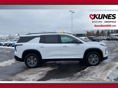 Used 2024 Chevrolet Traverse LT image 4