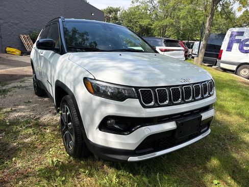 Used 2024 Jeep Compass Limited AWD/4WD image 2