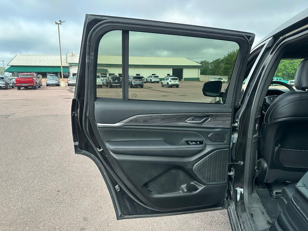 Used 2023 Jeep Grand Cherokee L Overland AWD/4WD image 21