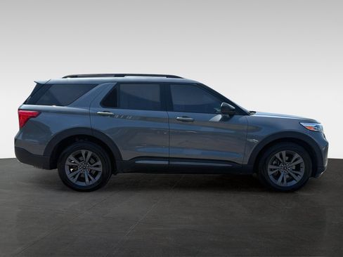 Used 2022 Ford Explorer XLT w/ Equipment Group 202A AWD/4WD image 4