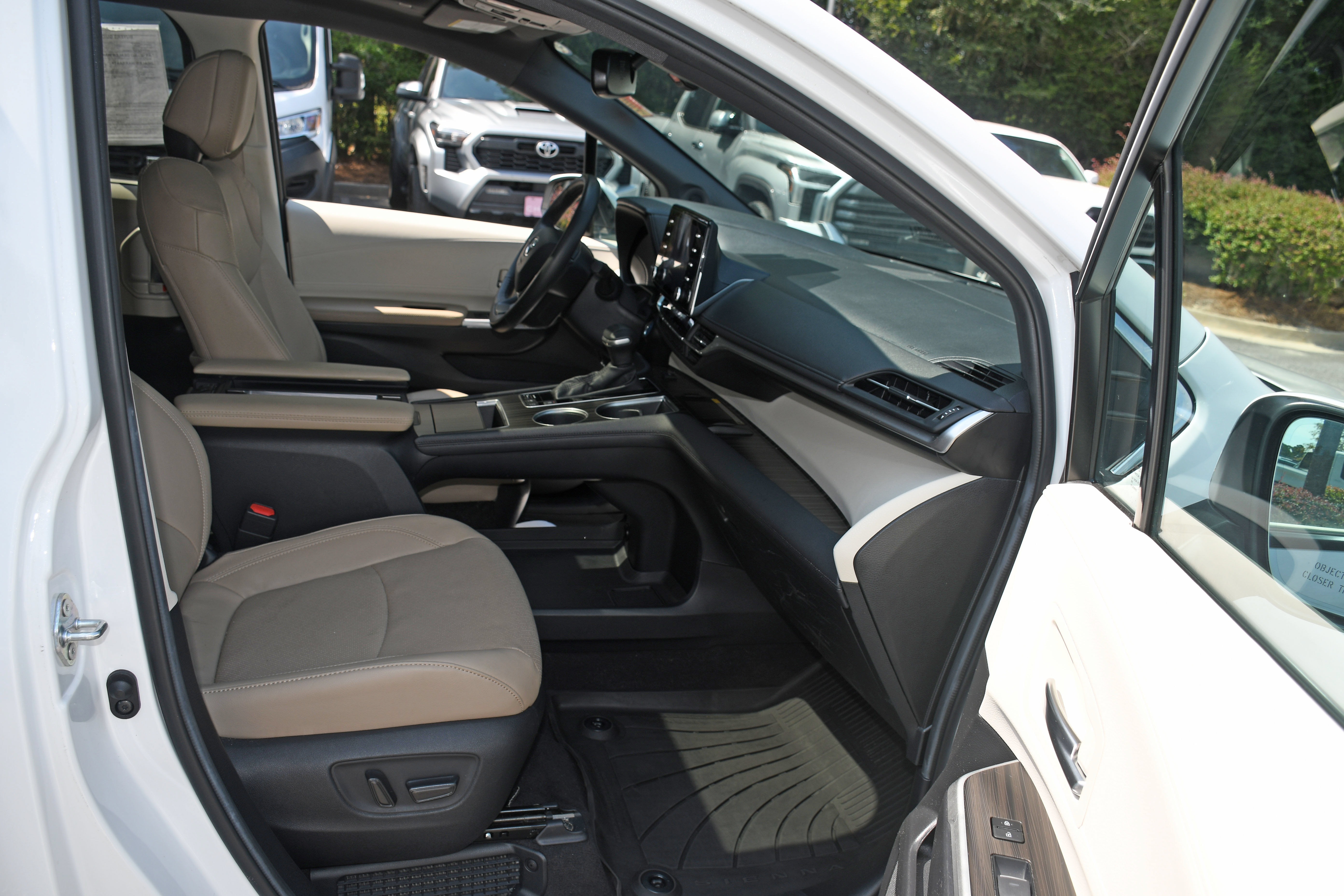 Certified 2024 Toyota Sienna Limited FWD image 22