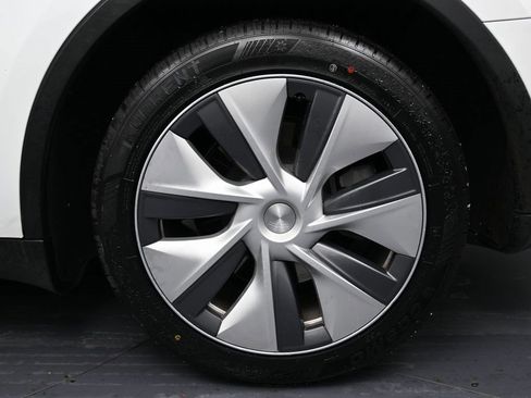 Used 2023 Tesla Model Y Long Range image 11