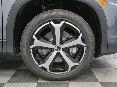 New 2025 Volkswagen Tiguan SE image 12