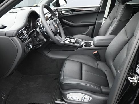 Certified 2025 Porsche Macan image 5