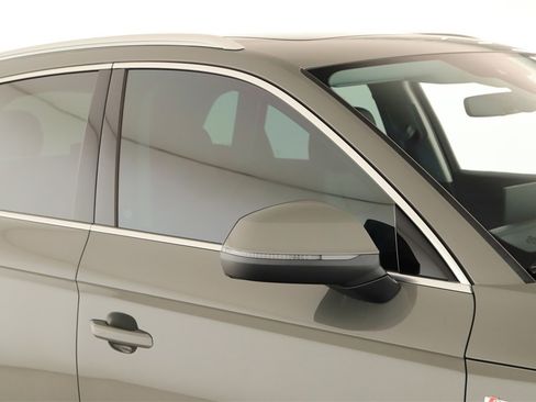 Used 2024 Audi Q5 e Premium w/ Convenience Package image 35