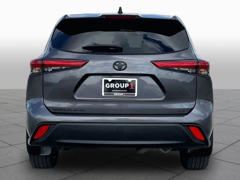 Used 2022 Toyota Highlander LE FWD image 5