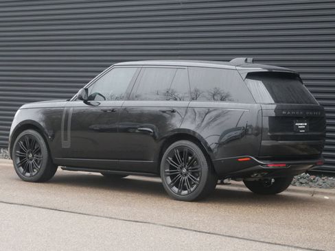 Used 2025 Land Rover Range Rover SE image 3