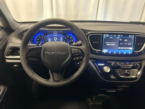 New 2026 Chrysler Pacifica Select image 3