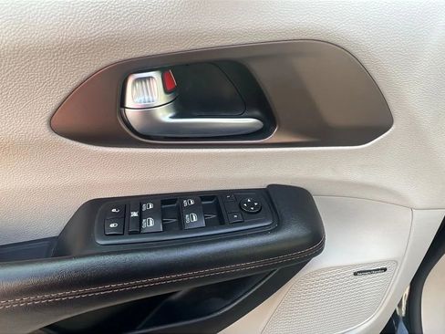 Used 2019 Chrysler Pacifica Touring-L Plus image 24