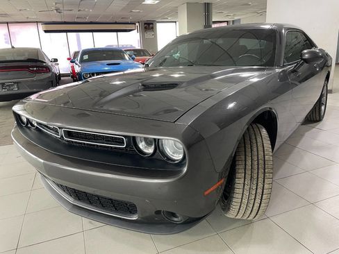 Used 2019 Dodge Challenger SXT image 3