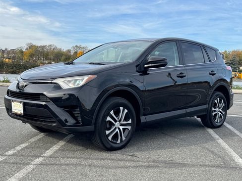 Used 2018 Toyota RAV4 LE image 3