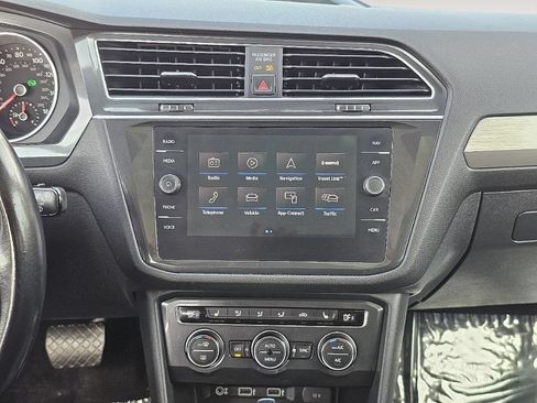 Used 2018 Volkswagen Tiguan SEL FWD image 16
