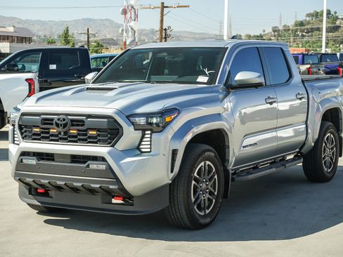 Used 2025 Toyota Tacoma TRD Sport w/ TRD Sport Premium Package RWD image 3