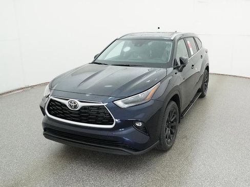 New 2026 Toyota Highlander XLE image 3