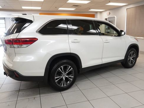Used 2019 Toyota Highlander LE AWD/4WD image 12