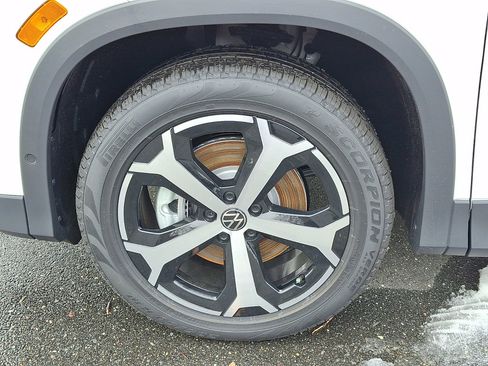 New 2025 Volkswagen Tiguan SE AWD/4WD image 18