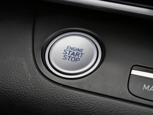 Certified 2022 Hyundai Elantra Limited w/ Preferred Accessory Package image 30