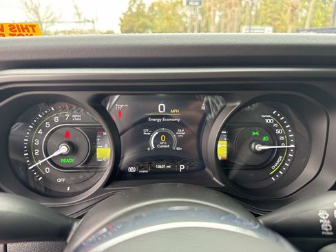 Used 2025 Jeep Wrangler Sahara image 29