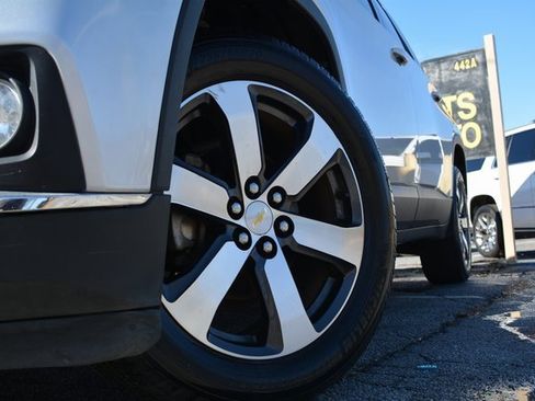 Used 2018 Chevrolet Traverse LT image 2