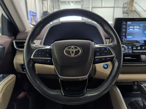 Used 2021 Toyota Highlander XLE image 18