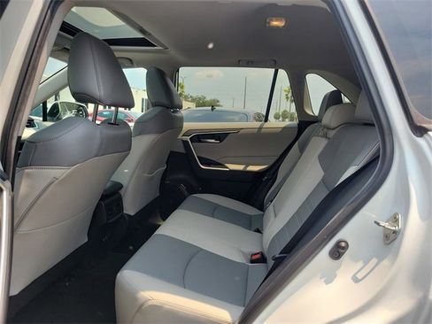 Used 2020 Toyota RAV4 XLE Premium image 8