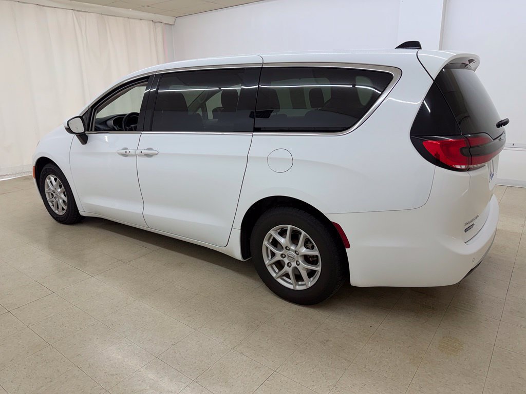 Used 2023 Chrysler Pacifica Touring-L FWD image 3