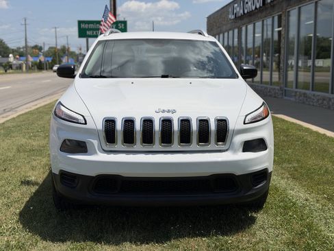 Used 2017 Jeep Cherokee Sport w/ Cold Weather Group AWD/4WD image 4