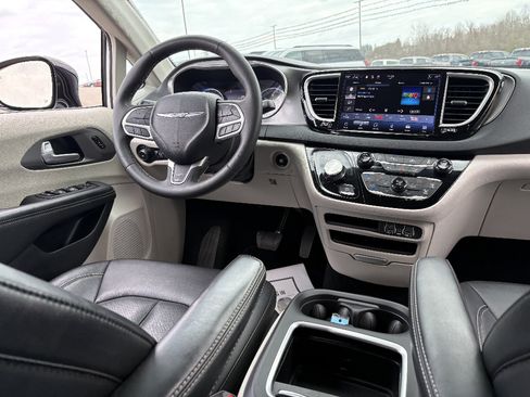Used 2024 Chrysler Pacifica Touring-L FWD image 26