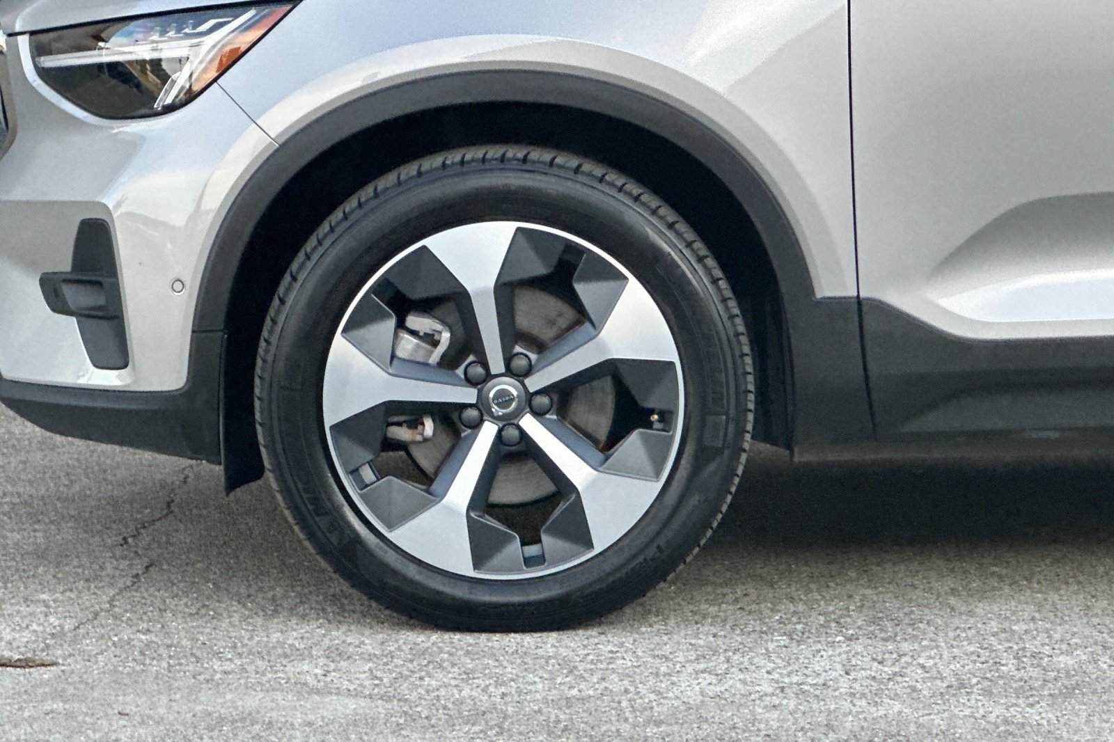 Certified 2025 Volvo XC40 B5 Plus AWD/4WD image 12