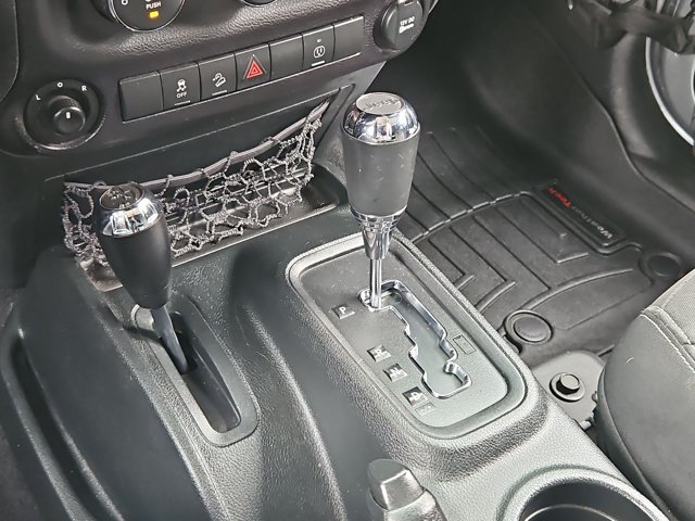 Used 2018 Jeep Wrangler Unlimited Sahara w/ Connectivity Group AWD/4WD image 12