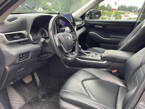 Certified 2024 Toyota Highlander XLE AWD/4WD image 10