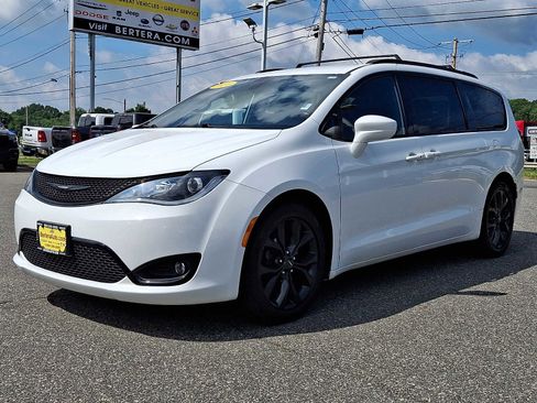 Used 2020 Chrysler Pacifica Touring-L w/ S Appearance Package FWD image 3