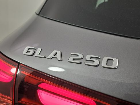 Used 2025 Mercedes-Benz GLA 250 4MATIC image 12