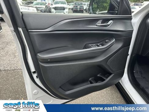 Used 2023 Jeep Grand Cherokee Altitude AWD/4WD image 14