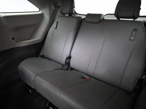 Used 2022 Toyota Sienna XLE FWD image 26