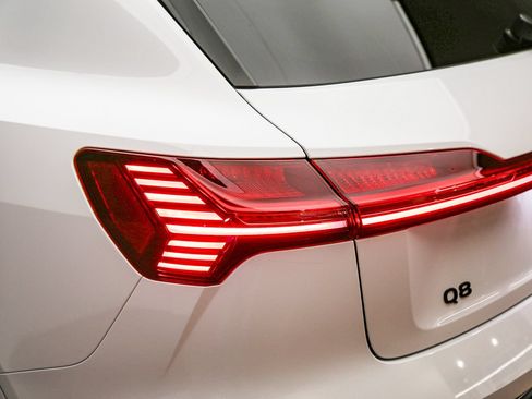 Certified 2024 Audi Q8 e-tron Premium AWD/4WD image 12