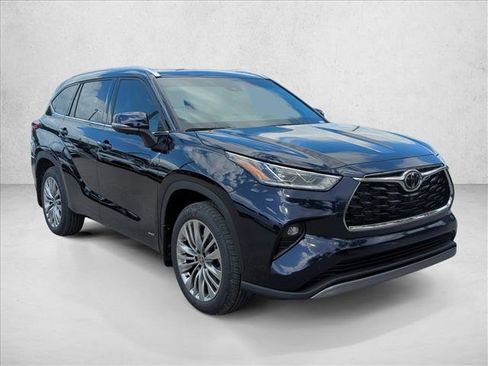 New 2026 Toyota Highlander Platinum image 3