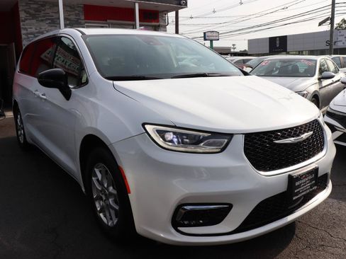 Used 2024 Chrysler Pacifica Touring-L FWD image 7