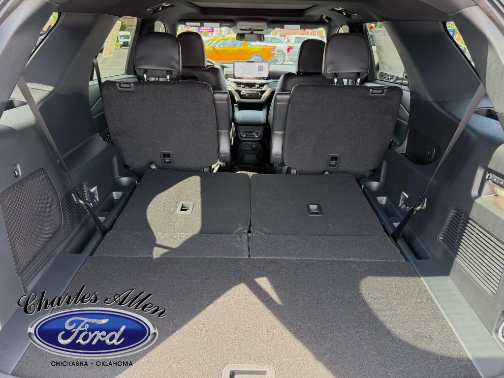 Used 2024 Ford Explorer XLT w/ Equipment Group 202A RWD image 19