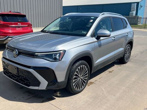 Used 2025 Volkswagen Taos SE image 1