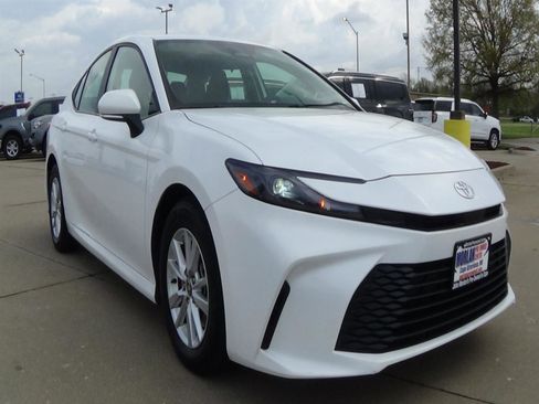 Used 2025 Toyota Camry LE image 4