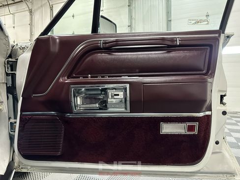 Used 1988 Lincoln Town Car Signature image 34